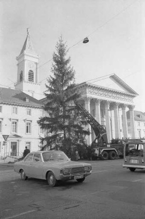 Christbaumschmuck in der Karlsruher Innenstadt