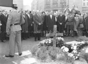 Konrad Adenauer legt am Mahnmal für Peter Fechter einen Kranz nieder