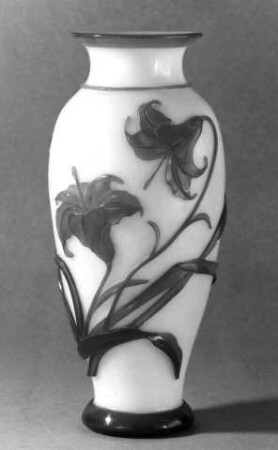 Milchglasvase mit Blumen und Zikaden(?)