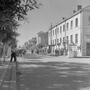 Blick in die Stadt. Belebte Straße in Nowa Sagora