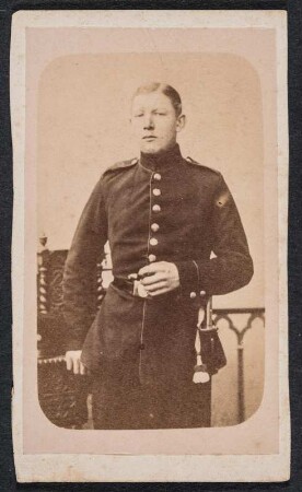 Porträt eines jungen Mannes in Uniform
