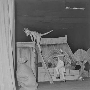 Szenenfoto aus dem Ballett "Die Abenteuer des Pumpot". Darbietung des Staatlichen Ensembles für sorbische Volkskultur