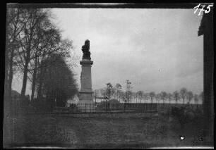 bei Genappe (Provinz Wallonisch-Brabant, Belgien): Denkmal Schwarzer Herzog] Löwenstandbild ("Quatre-Bas-Denkmal") ("Schlachtfelderbesuch")