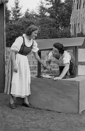 Szenenbilder aus der Komödie "Wenn der Hahn kräht" von August Hinrichs auf der Freilichttribüne Rehberge in Berlin