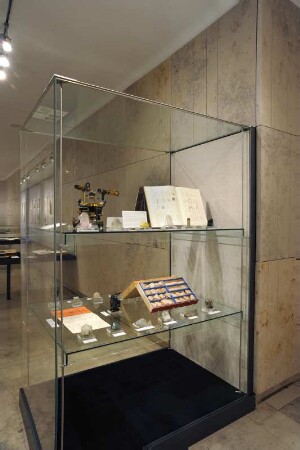 SLUB, Ausstellung "Gespräche mit der Erde. Geowissenschaften in Sachsen" : Ausstellungspräsentation im Buchmuseum. Hochvitrine