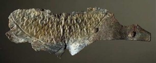 Blechfragment mit gestanzten Schuppen. Zwei Niete mit Resten des untergelegten Bleches
