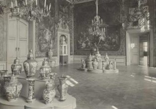 Moritzburg. Schloss. Monströsensaal mit japanischem Imari-Prozellan und Malereien "Diana und Aktäon" sowie "Diana und Kallisto" (wahrscheinlich von L. de Silvestre)