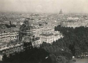 Paris. Blick vom Eifelturm gegen Kuppel des Doms des Invalides