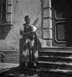 Mädchen in Tracht aus dem Wienerwald