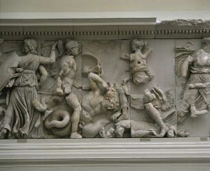 Pergamonaltar, Ostfries - Ausschnitt: Hekate und Artemis