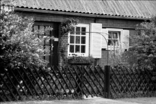 Schuhwiesenweg: Haus mit Vorgarten und Jägerzaun