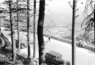 Oberschreiberhau: Sudetenstaße, Blick über die Kurve, auf Auto und Fußgänger