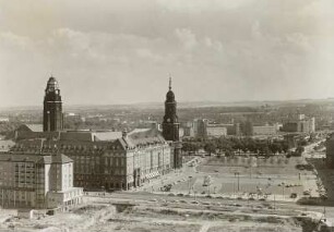 Dresden. Blick vom Georgentor nach Süden auf die Neubauten an der Altmarkt-Ostseite auf Kreuzkirche und Rathaus