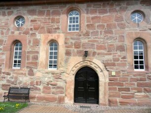 Evangelische Kirche - Langhaus (erbaut Jahr 1588) über Traufseite Süd - verschiedene Fenstereinsätze sowie Werksteine im Mauersteinverband und Portal in Übersicht
