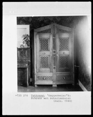 Schrank mit Schnitzereien