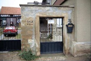 Hofzugang, Personenpforte mit altem vermauertem Stein, Jahreszahl 1600