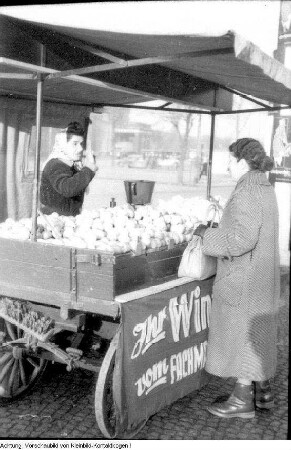 Dresden, Neustadt, Schlesischer Platz. Konsum, Verkaufsstand (überdachter Handwagen), Herbst/Winter 1956