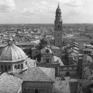 Parma, Blick vom Glockenturm des Doms auf die Klosterkirche San Giovanni Evangelista und die Stadt