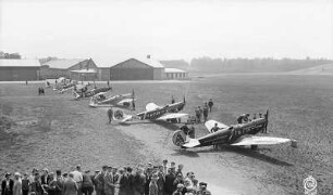 Flugplatz Dresden-Heller. Motorflugzeuge der SA-Fliegersturm-Staffel auf dem Rollfeld, im Vordergrund Sportflugzeug Klemm L-30