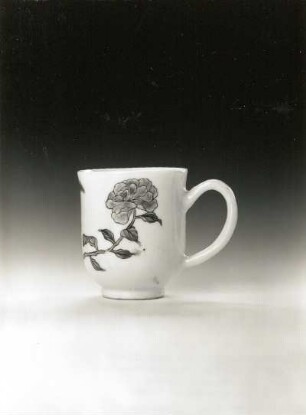 Henkelbecher (China, 1723/1735, Regierungsperiode Yongzheng; Porzellan, Aufglasurmalerei; Höhe 5,5 cm; Staatliche Kunstsammlungen Dresden (SKD)