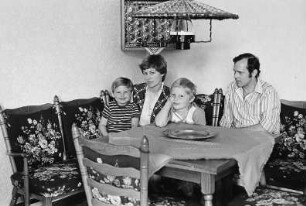 Familie M. (Krankenschwester, Facharzt) im Wohnzimmer