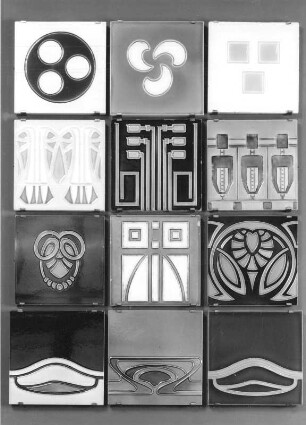 Jugendstil in Dresden : Ausstellung des Kunstgewerbemuseums "Jugendstil in Dresden" im Residenzschloß, 18.09.-05.12.1999. Saal 4. Fliesen-Tableau mit drei Fliesen (um 1900; Villeroy & Boch Dresden), Fliesen (um 1900/1905; Ofen- und Porzellanfabrik Meißen) und drei Ornament-Fliesen (um 1900/1905; SOMAG Meißen)
