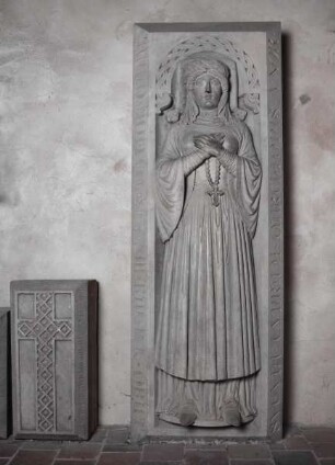 Grabplatte für Lucardis (Luitgard), gestorben 1145, Gemahlin des Markgrafen Konrad des Großen