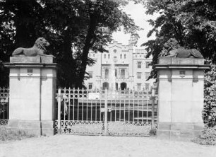 Schloss Sibyllenort : Sibyllenort (Szczodre, Polen). Schloss (1851/1867; C. H. W. Wolf). Blick über Toranlage und Park zur Haupteingangsseite