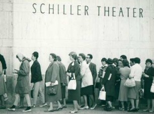 Schiller Theater. Warteschlange