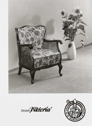 Sessel "Viktoria" : Sessel "Viktoria" (1963; März & Bischoff) in Ausstellungskoje mit Sonnenblumenstrauß in Bodenvase