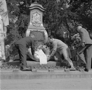 Meißen, Talstraße. Kranzniederlegung am Johann-Friedrich-Böttger-Denkmal (gegenüber der Porzellanmanufaktur) anläßlich des Jubiläums 250 Jahre Meißner Porzellan
