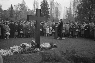 Zusammenkunft von Vertriebenen beim Totengedenken an Allerheiligen auf dem Hauptfriedhof