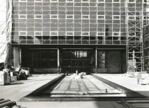 Dresden-Altstadt, Bernhard-von-Lindenau-Platz 1. Neubau Sächsischer Landtag. Innenhof. Teilansicht mit Wasserbecken gegen Ergänzungsbau Devrientstraße