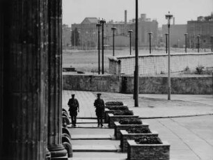 Blick über den Platz vor dem Brandenburger Tor über die Staatsgrenze nach Westberlin/Berliner Mauer