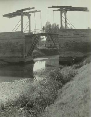 Frankreich, Arles, Kanalbrücke