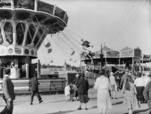 Dresden-Johannstadt. Vogelwiese am Elbufer, Kettenkarusell