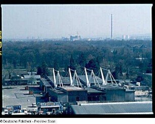 Dresden-Altstadt, Straßburger Platz. Ausstellungsgelände mit Ausstellungshalle (1969; G. Fischer, W. Barthel). Blick vom Hochhaus Grunaer Straße 26 über den Großen Garten, im Hintergrund Gasbehälter und Kraftwerkschornstein in Reick