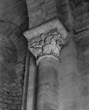 Romanische Kapitelle im Inneren — Kapitell 48: Löwenritt