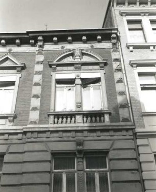 Wurzen, Schweizergartenstraße 3. Wohnhaus (1880/1890). Obergeschossfenster