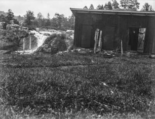 Wasserfall : Ein kleiner Wasserfall unterhalb einer Brücke