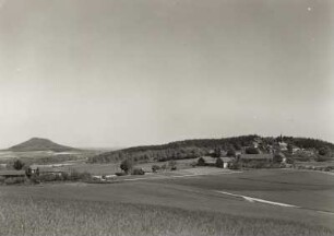 Jauernick-Buschbach, Teilansicht des Ortes mit Landeskrone und Kreuzberg von Südwesten