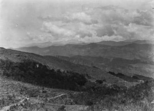 Panorama der ostbolivianischen Anden : Panorama. Blick von einem Hang der Stadt Monteagudo auf die ostbolivianischen Anden.