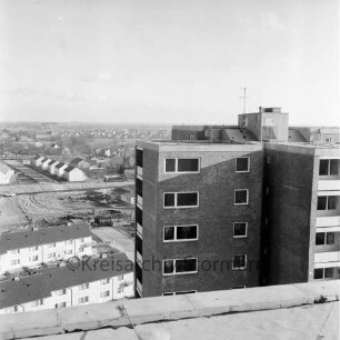 Ebereschenweg: Blick vom Dach eines Wohnhochhauses: rechts ein weitere Wohnhochhaus, links Wohngebäude des Glashütter Damms, im Hintergrund Wohngebäude des Holunderweges: Blick nach Südosten