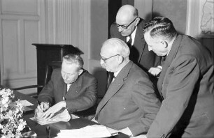 Freiburg: Partnerschaft der Industrie- und Handelskammern Colmar-Freiburg; H. Linnemann, Freiburg; Unterzeichnung der Urkunde