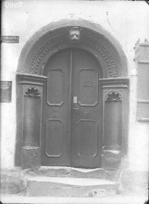 Portal Nicolaistraße 8. Schild, links: Friedrich Ebert, Schneidermeister