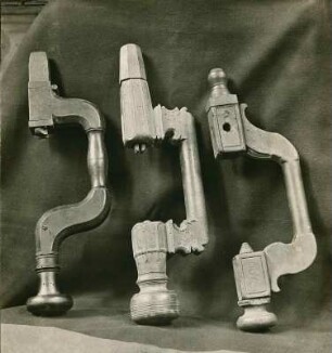 Handwerksschau 1925. Brustleiern aus Holz, 1777, 1799. Eigentümer, Weinheim an der Bergstraße