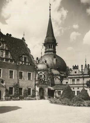 Schloss Schönfeld, Mittelteil der Hauptanlage mit Großem Turm