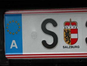 Salzburg - Autokennzeichen : Autokennzeichen des Bundeslandes. Aufgenommen in Salzburg 2004