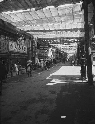 Kotohira (Shikoku). Straße mit Sonnenschutz