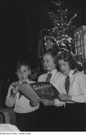 Singende Kinder auf der Weihnachtsfeier der Pioniere der 28. und 40. Grundschule